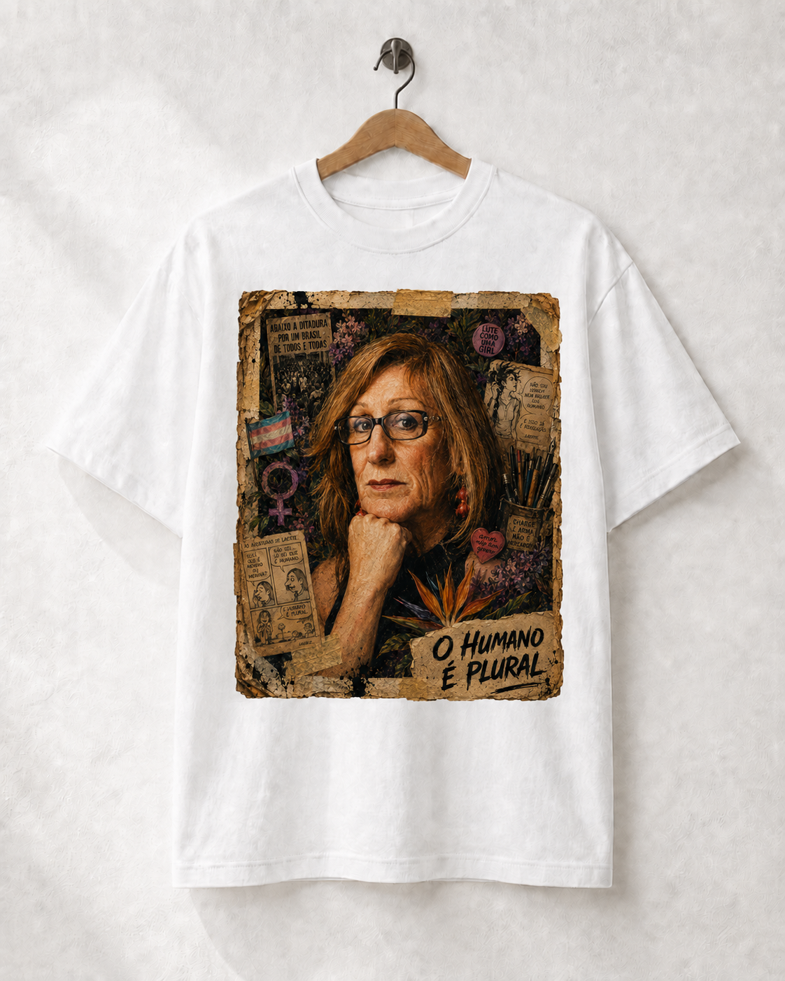 2026-08-30_205000__resistir-e-criar__mockup__laerte-frontal-cabide-branca__01 Camiseta Resistir é Criar: Laerte Coutinho - Imagem 1