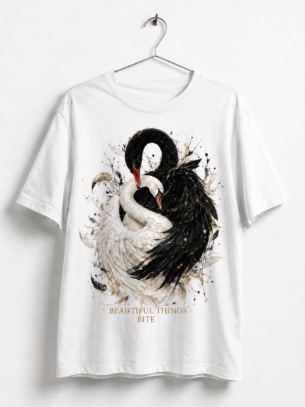 Camiseta branca Beautiful Things Bite com estampa de cisnes branco e preto entrelaçados