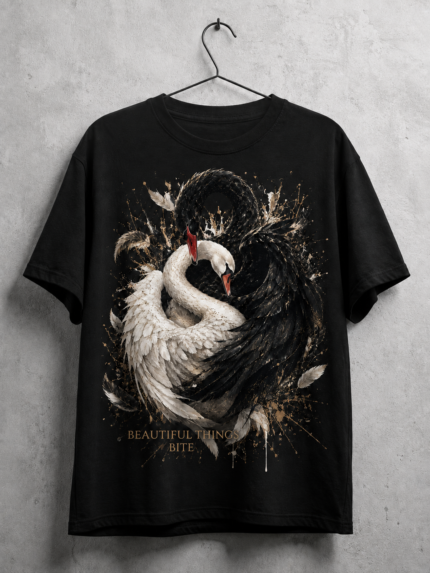 Camiseta preta Beautiful Things Bite com estampa de cisnes branco e preto entrelaçados