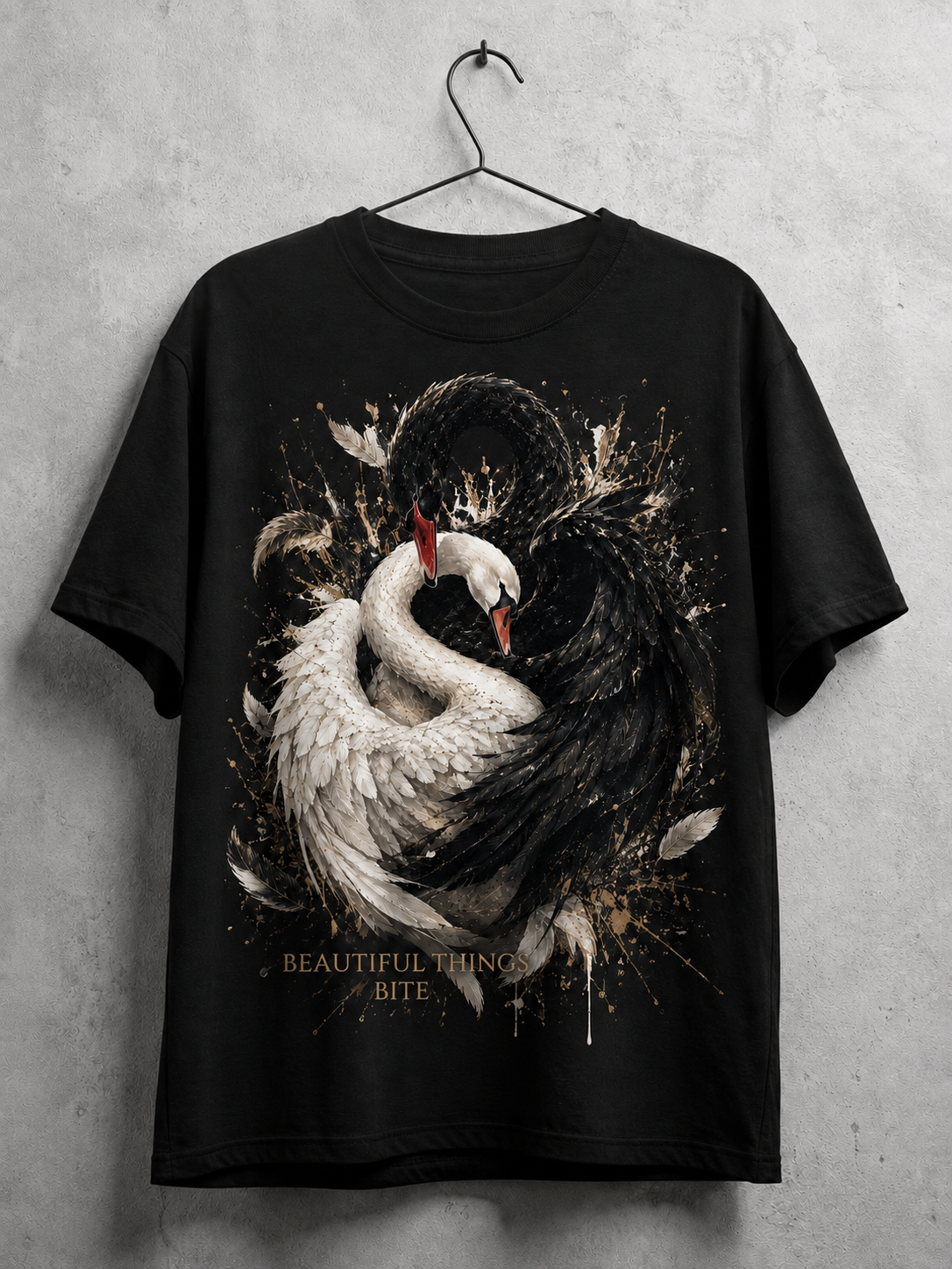 Beautiful Things Bite — camiseta preta Camiseta preta Beautiful Things Bite com estampa de cisnes branco e preto entrelaçados