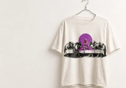 Camiseta clara da coleção It’s Not Basic, Bitch em parede branca
