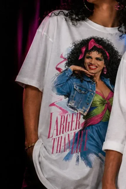 Camiseta branca Queer Cut com a estampa Larger Than Life