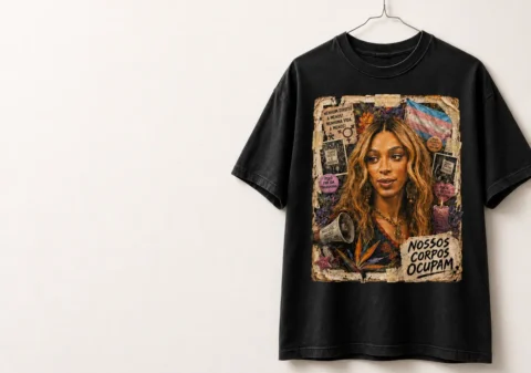 Camiseta preta da coleção Resistir é Criar em parede branca