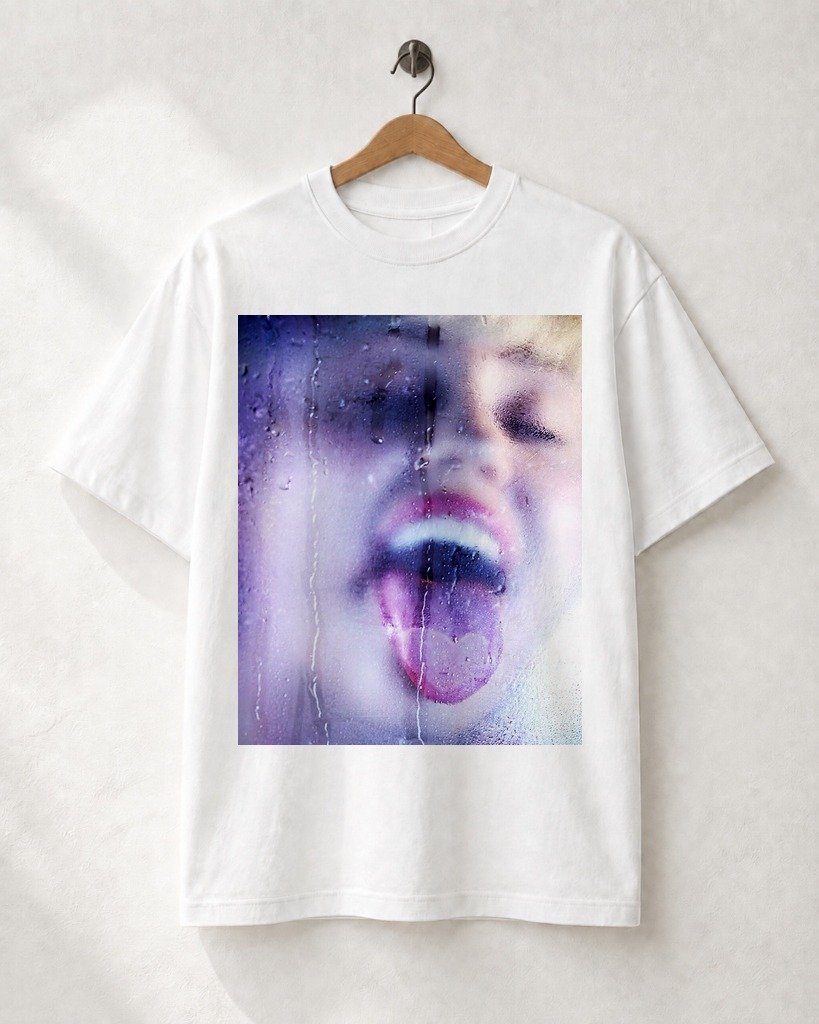 Mockup Camiseta Bangerz High Fashion Dark Camiseta Pop Alt: Bangerz High Fashion Dark - Imagem 1