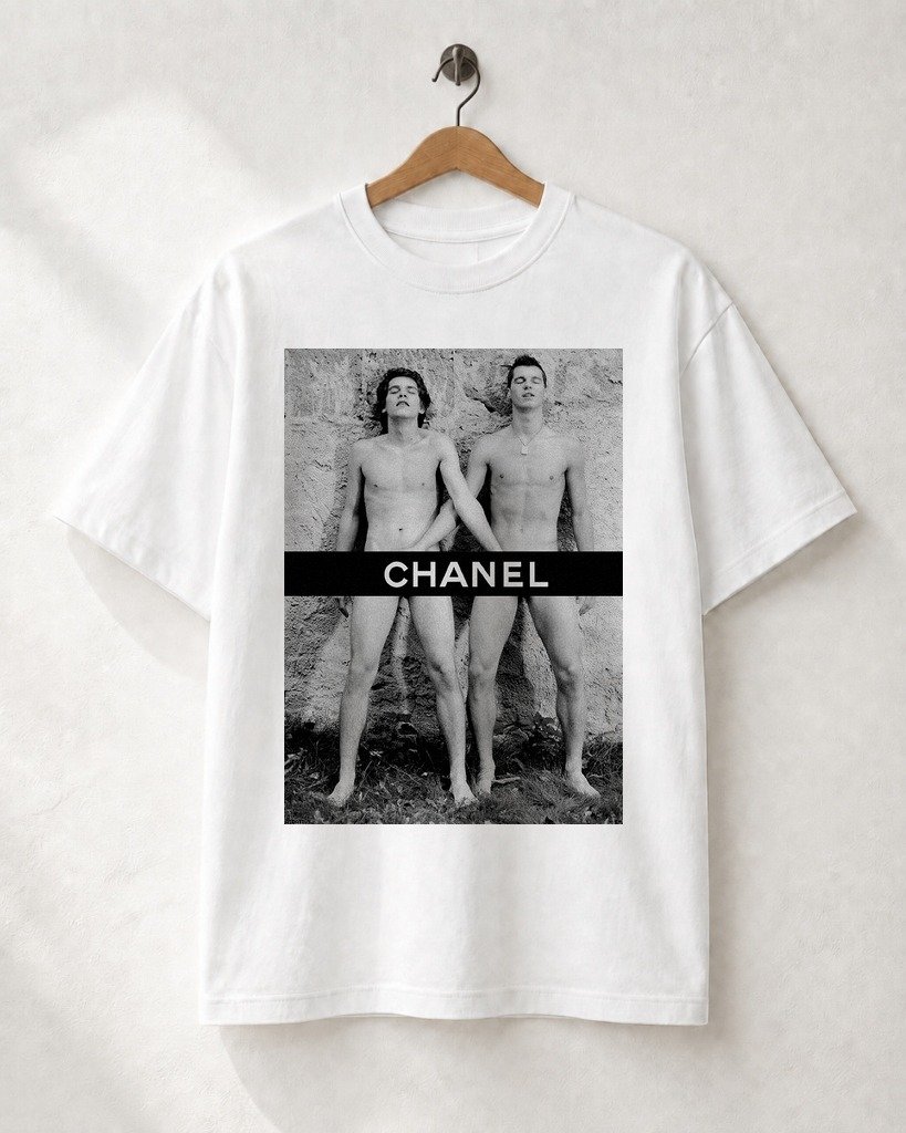 Mockup Camiseta Double Interlocking Provocateur Camiseta High Street: Double Interlocking Provocateur - Imagem 1