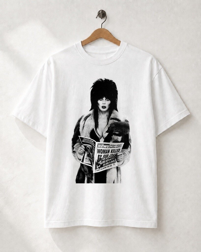 Mockup Camiseta Mistress of Darkness Tabloid Camiseta Cult: Mistress of Darkness Tabloid - Imagem 1