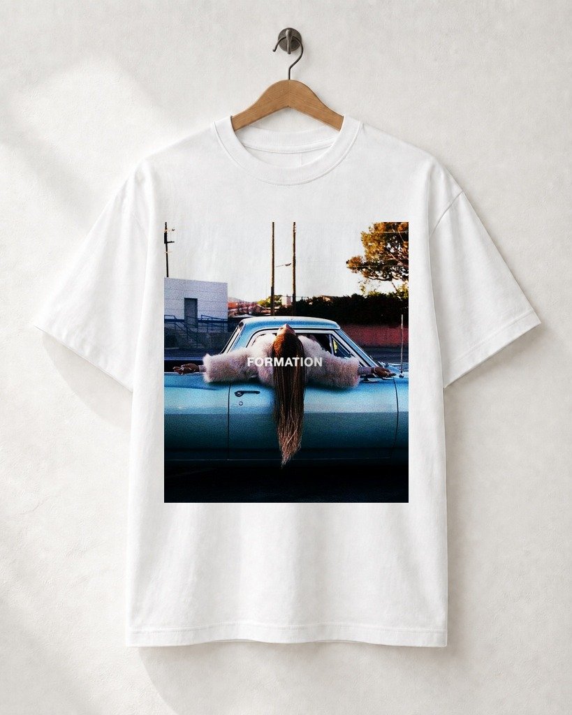 Mockup Camiseta Wide Brim Formation Power Camiseta Pop Alt: Wide Brim Formation Power - Imagem 1